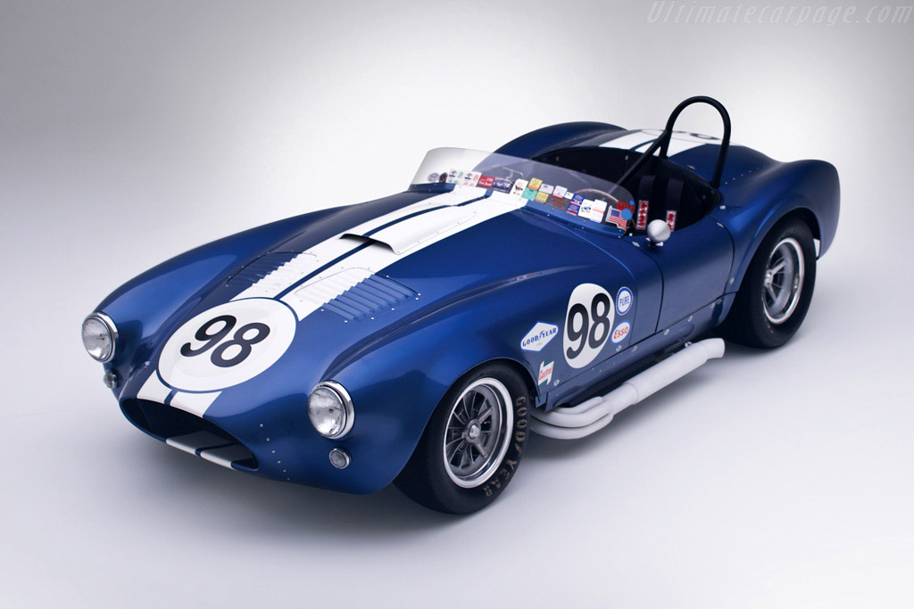 El númeo 98, además de ser el número favorito de Shelby, es un claro identificador del piloto. Ken Miles usaría este número en el mítico GT40 también