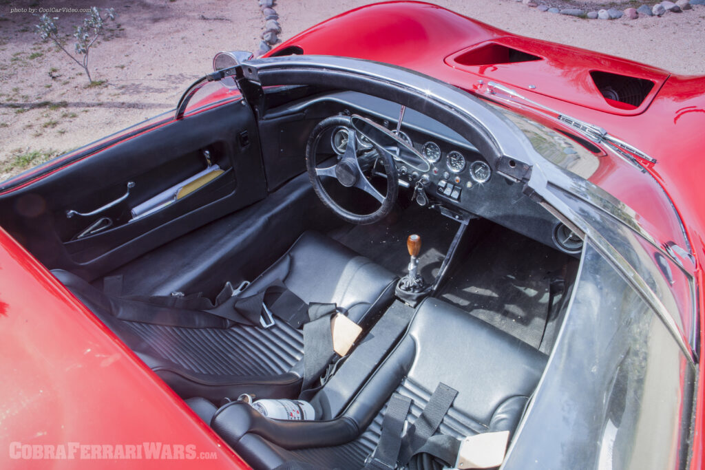 El interior fue inicialmente blanco pero Shelby, poco convencido de la combinación con el rojo exterior, ordenó retapizarlo en negro