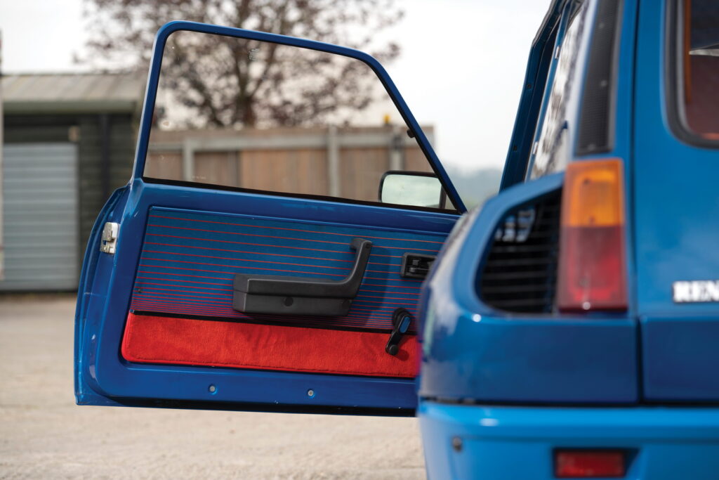 R5 Turbo interior Blue_