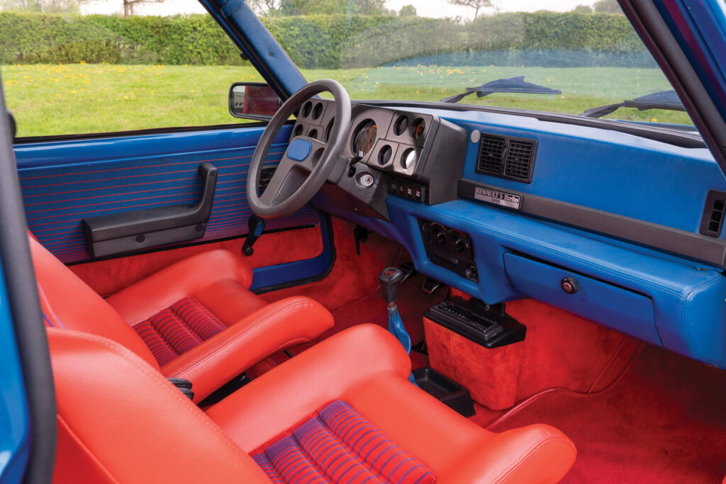 R5 Turbo interior Blue_1