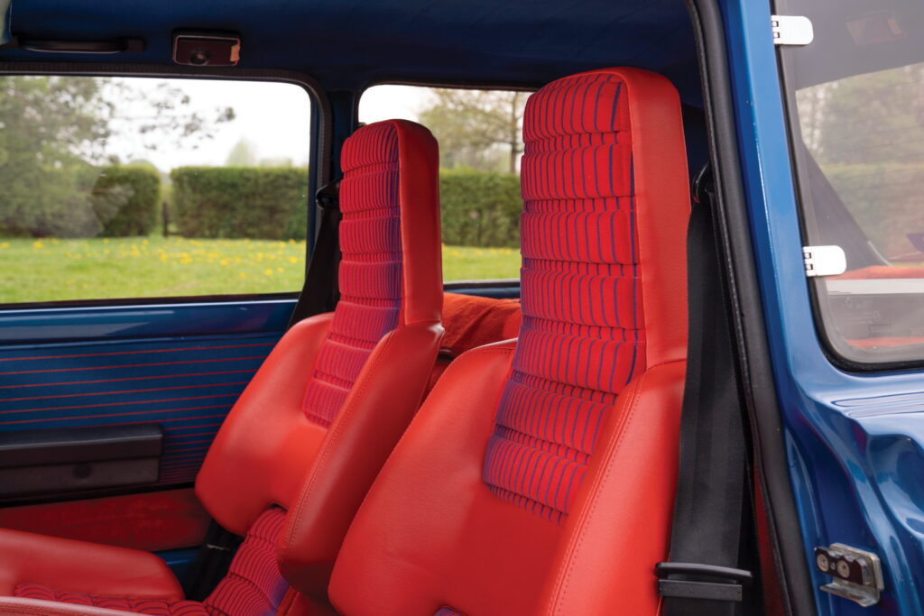 R5 Turbo interior Blue_2