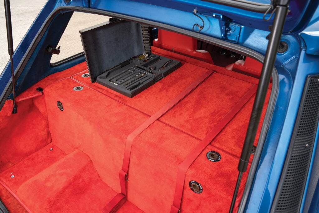 R5 Turbo interior Blue_5